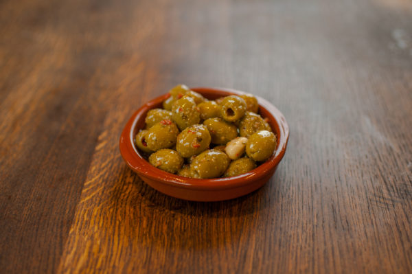 Zoete olijven met knoflook