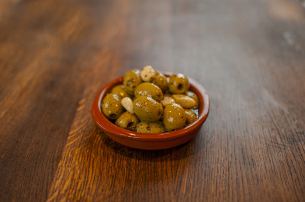 Groene olijven met basilicum en knoflook
