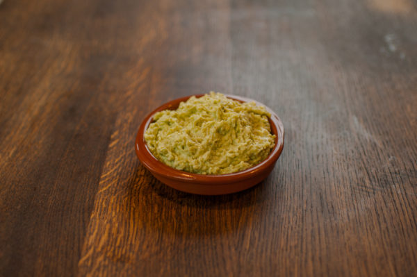 Oude kaassalade met groene pesto