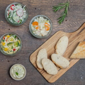Uitbreidingspakket BBQ met stokbrood, kruidenboter en 3 salades
