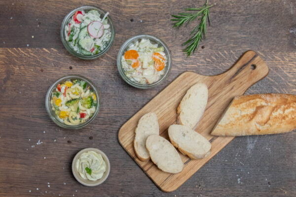 Uitbreidingspakket BBQ met stokbrood, kruidenboter en 3 salades